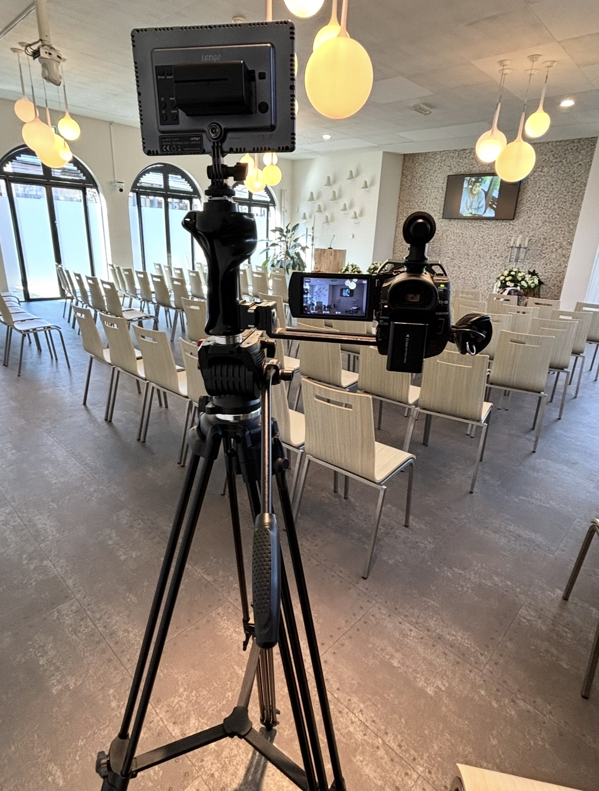 Professionele camera opstelling in uitvaartruimte